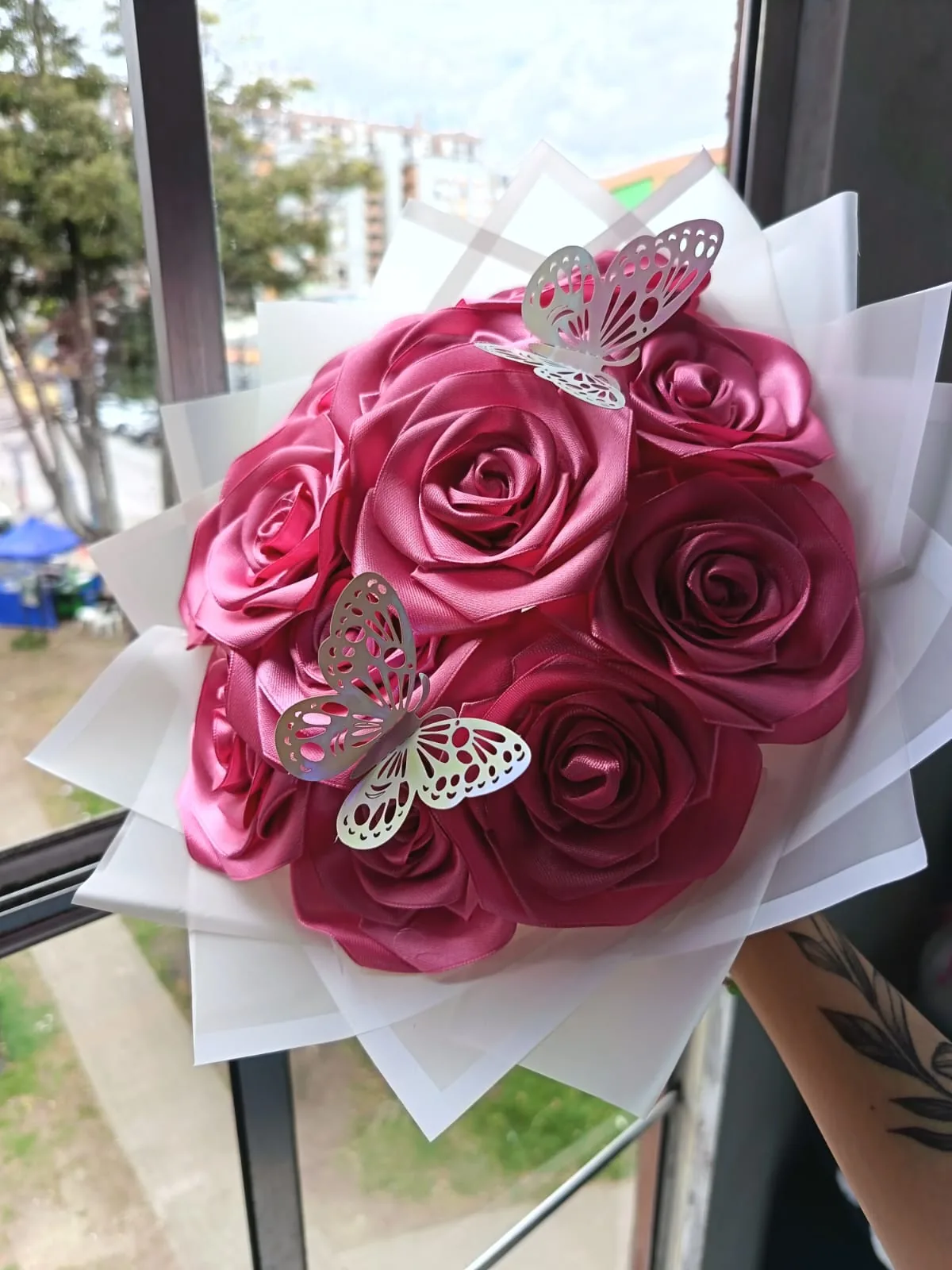 Ramo de rosas eternas fucsia con mariposas